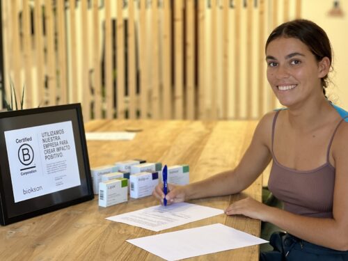 Lucía assinando seu contrato de patrocínio na sede da Bioksan.